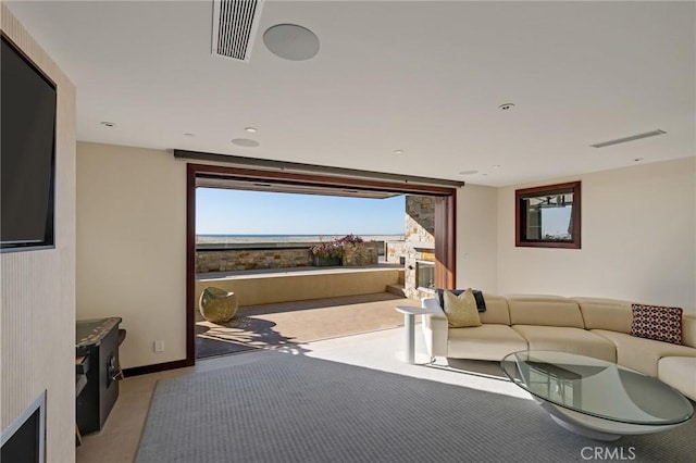 living area with baseboards, visible vents, and carpet flooring