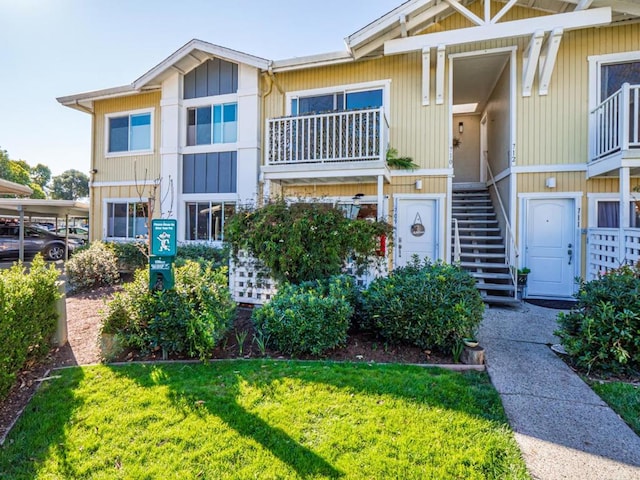 townhome / multi-family property featuring a front lawn