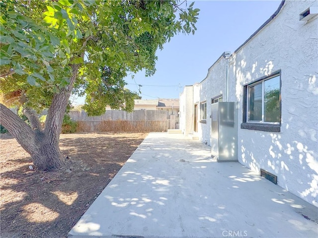 view of yard featuring a patio