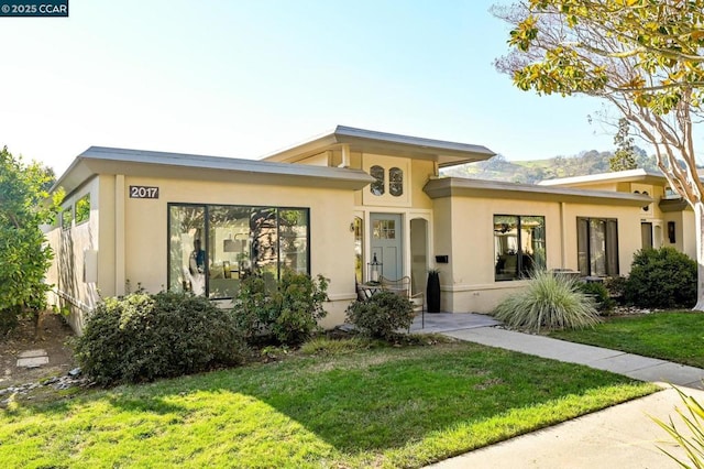 view of front of property featuring a front lawn