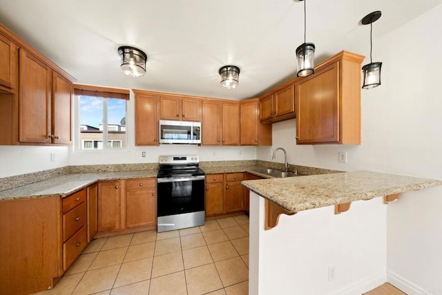 kitchen with stainless steel appliances, a breakfast bar, a peninsula, a sink, and decorative light fixtures