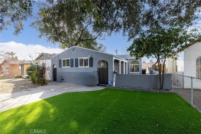 view of front of property featuring a front yard