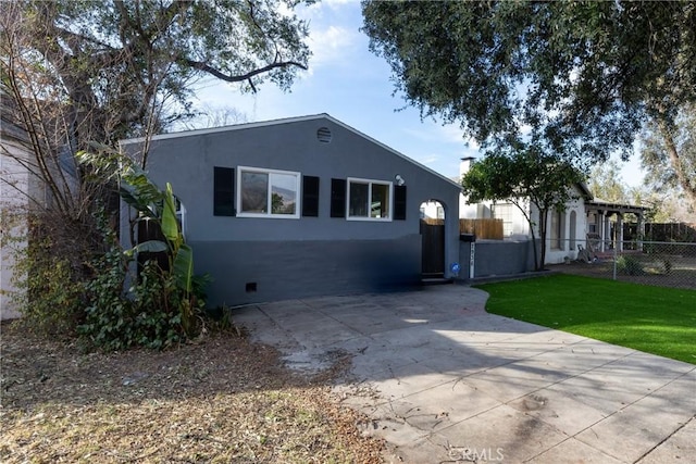 view of front of home featuring a front yard