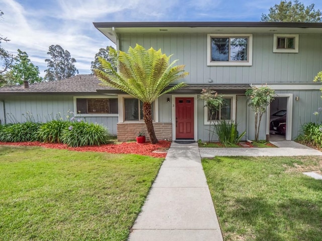 view of front of house featuring a front lawn