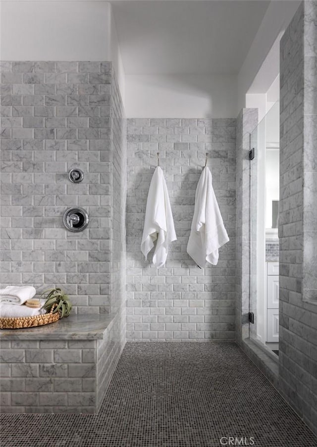 bathroom featuring a tile shower