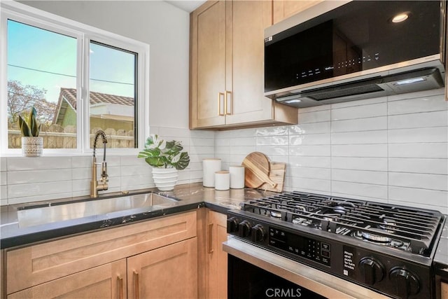 kitchen with sink, light brown cabinets, tasteful backsplash, and black appliances