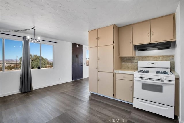 kitchen with pendant lighting, dark wood-type flooring, decorative backsplash, an inviting chandelier, and white range with gas stovetop