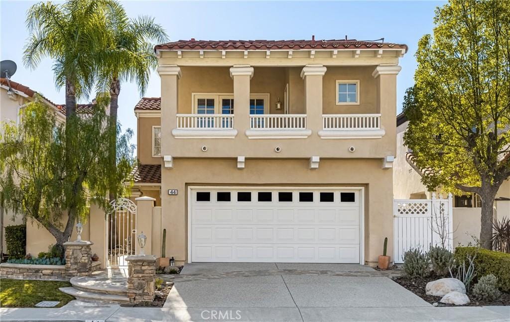 view of front facade featuring a garage and a balcony