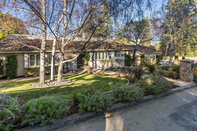 single story home featuring a front yard