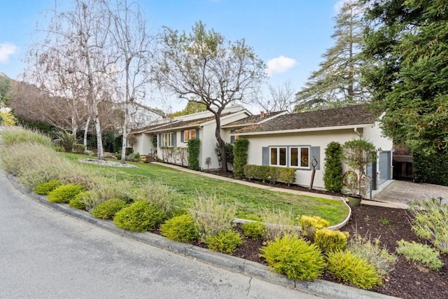 view of front of property featuring a front lawn