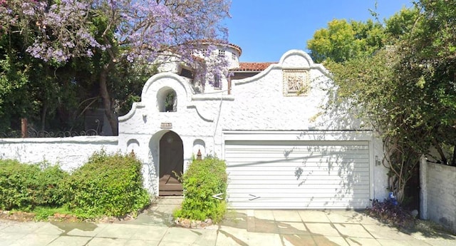 view of front of property featuring a garage