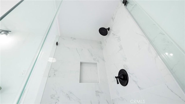 room details featuring a tile shower