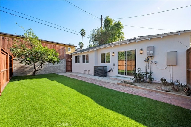 view of yard featuring a patio