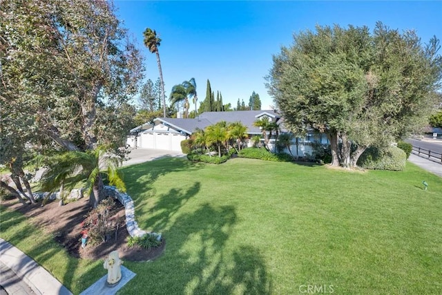 view of front of house featuring a front lawn and a garage