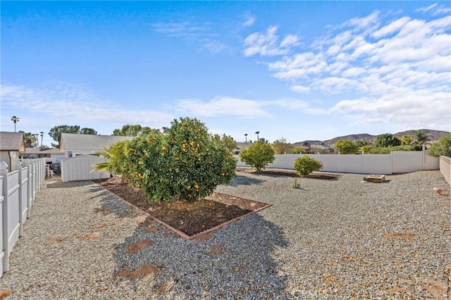 view of yard featuring a mountain view