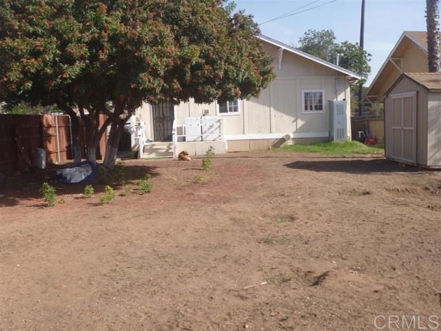 view of yard featuring a storage shed