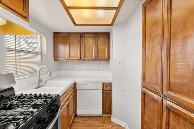 kitchen featuring light hardwood / wood-style floors, sink, dishwasher, and gas stove