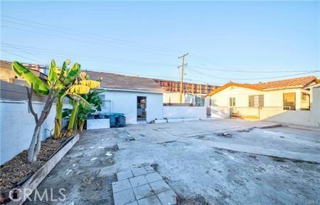 view of front of property with a patio area