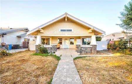 view of front of home featuring a front lawn and a porch