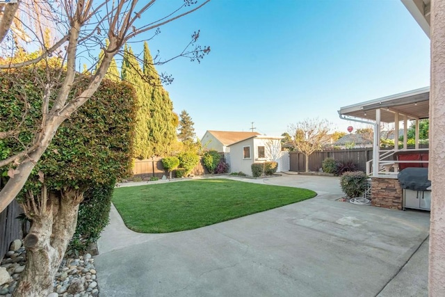 view of yard featuring a patio