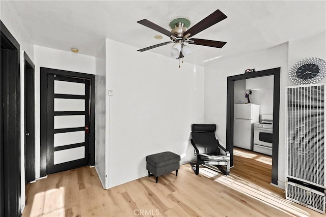 entrance foyer featuring light hardwood / wood-style floors and ceiling fan