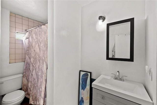 bathroom with toilet, curtained shower, and vanity