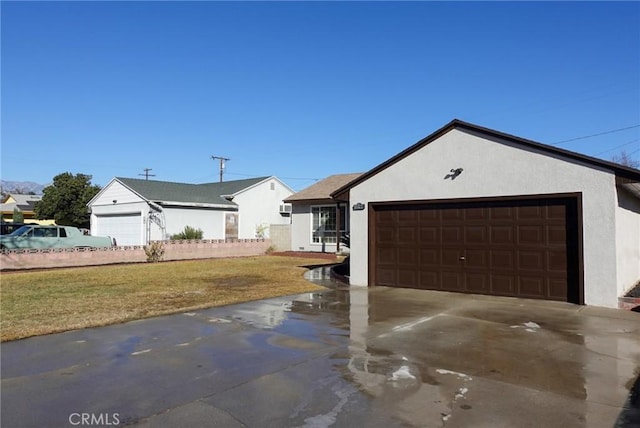 view of front facade featuring a front yard and a garage