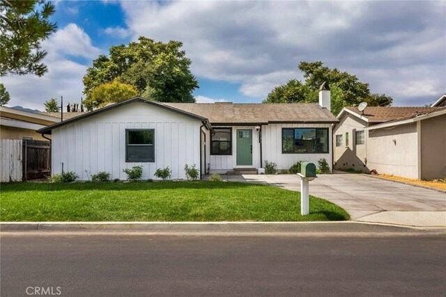 ranch-style house featuring a front yard