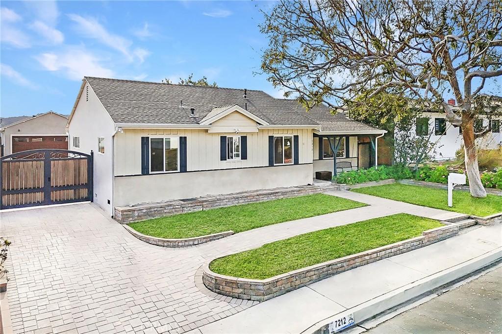 view of front of house with a front lawn