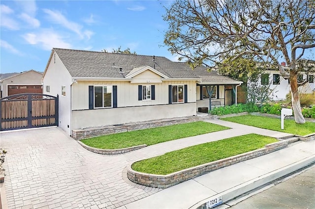 view of front of house with a front lawn