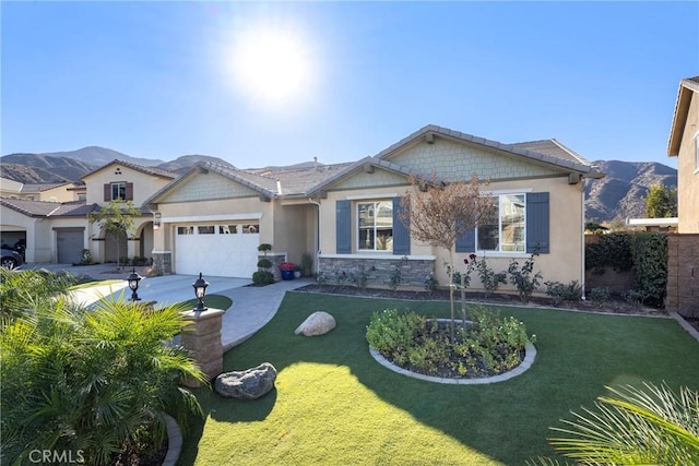 view of front of house featuring a front yard, a garage, and a mountain view