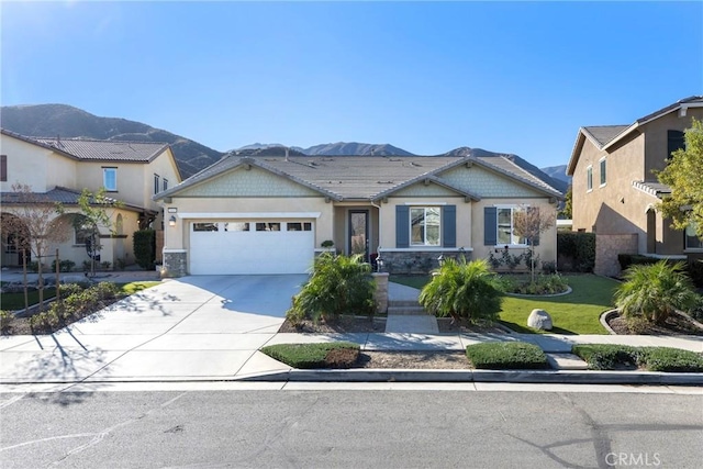 view of front of home featuring a front yard, a garage, and a mountain view