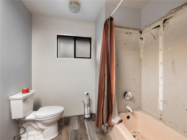 20276 Waco Rd, Apple Valley, CA 92308 - bathroom featuring toilet and shower / tub combo with curtain