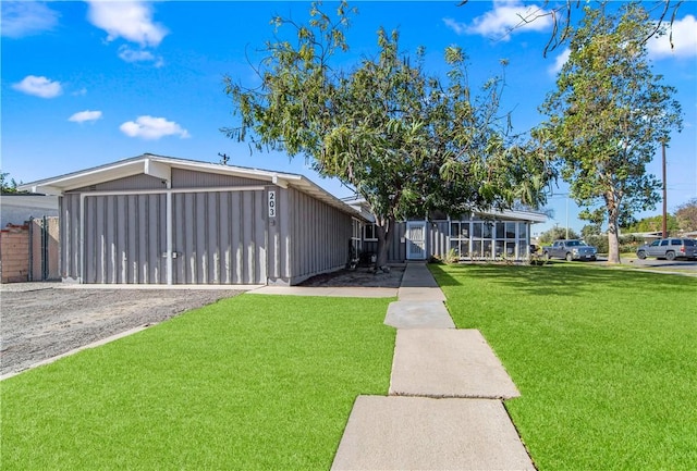 view of front of house featuring a front yard