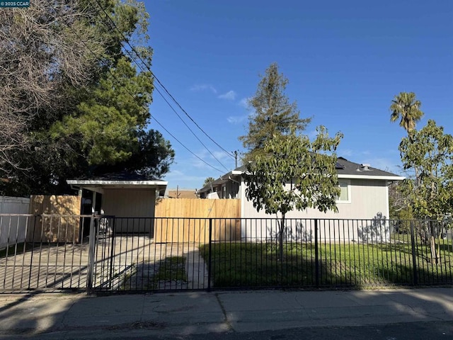 view of side of property featuring a lawn