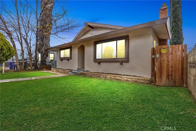 view of front of house featuring a yard