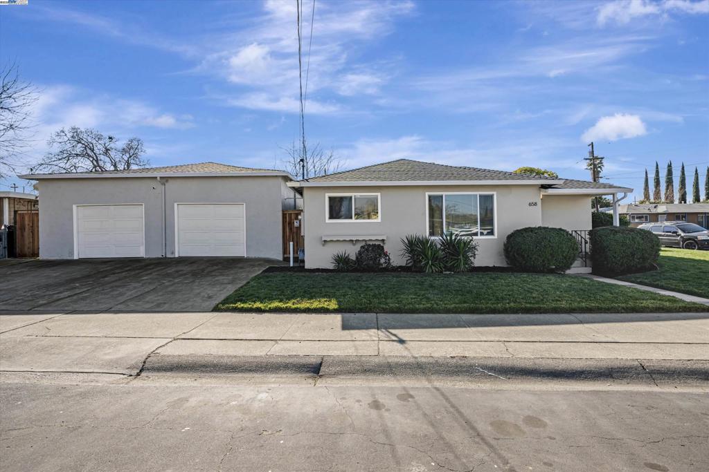 view of front facade with a garage and a front yard