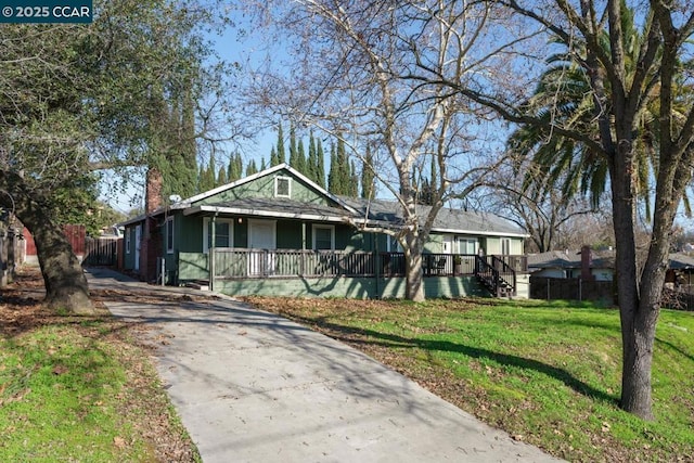 view of front facade featuring a porch and a front yard