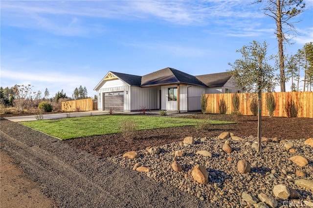 ranch-style house featuring a front lawn and a garage