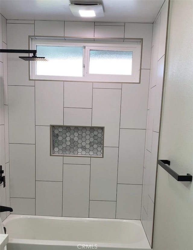 bathroom with tiled shower / bath combo