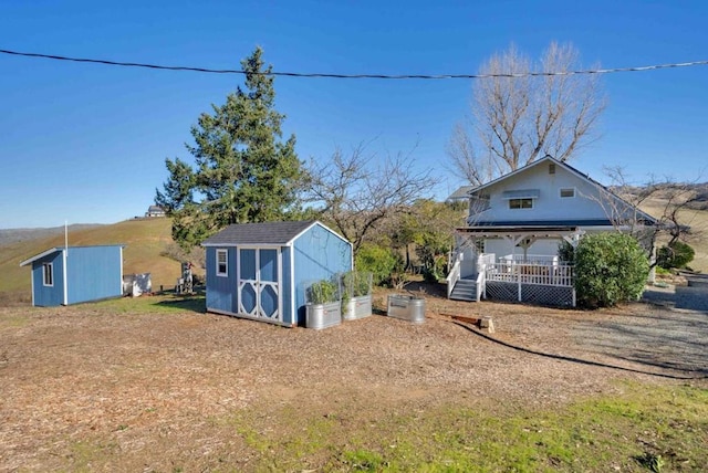 view of yard with a shed