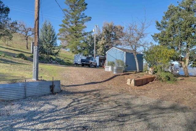 view of yard featuring an outdoor structure