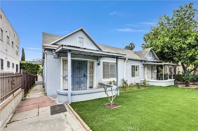 view of front of house featuring a front lawn