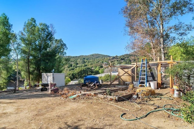 view of yard with a mountain view