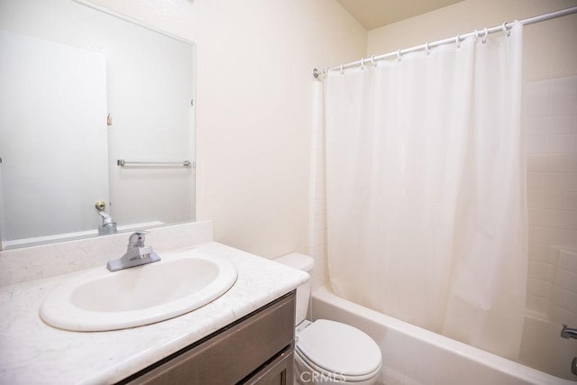 full bathroom featuring shower / bath combo with shower curtain, toilet, and vanity