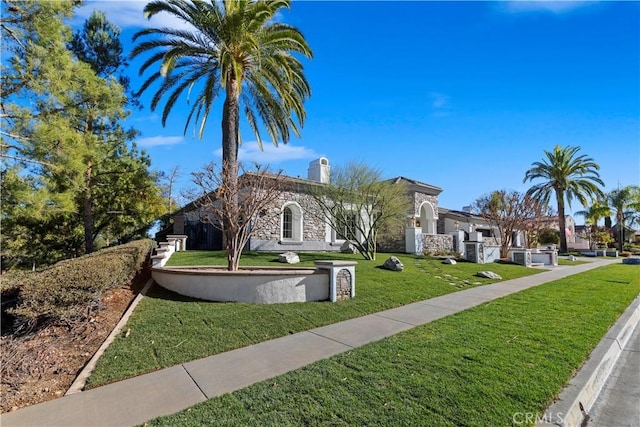 view of front of property featuring a front yard