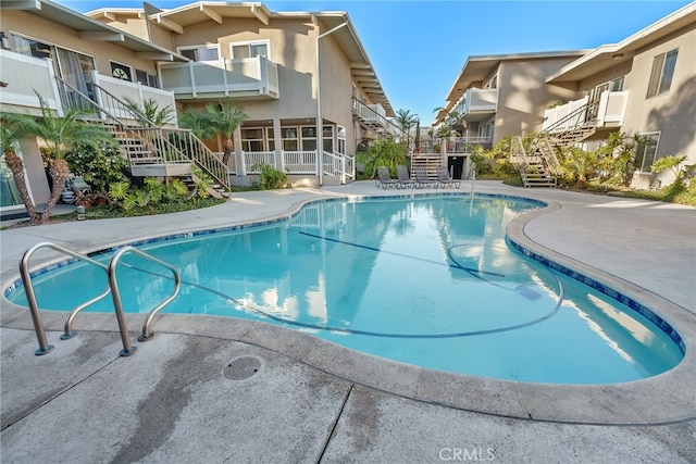 view of swimming pool