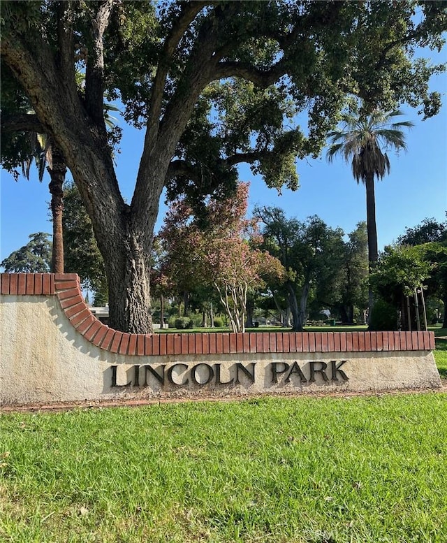 community sign featuring a lawn