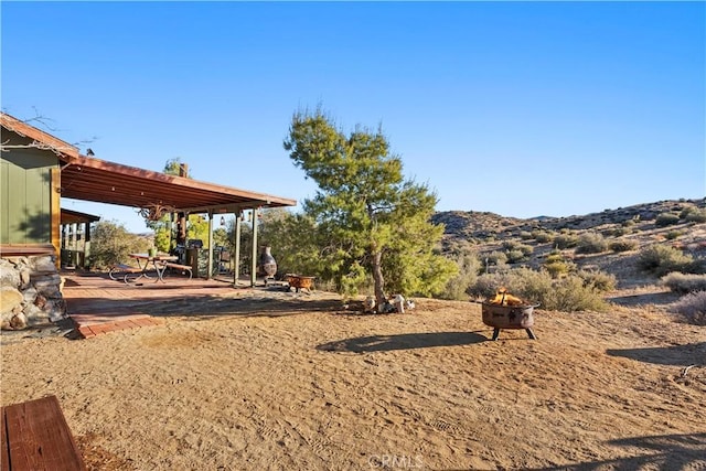 view of yard featuring a fire pit