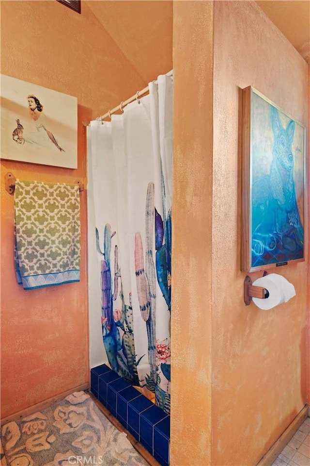 bathroom featuring a shower with shower curtain